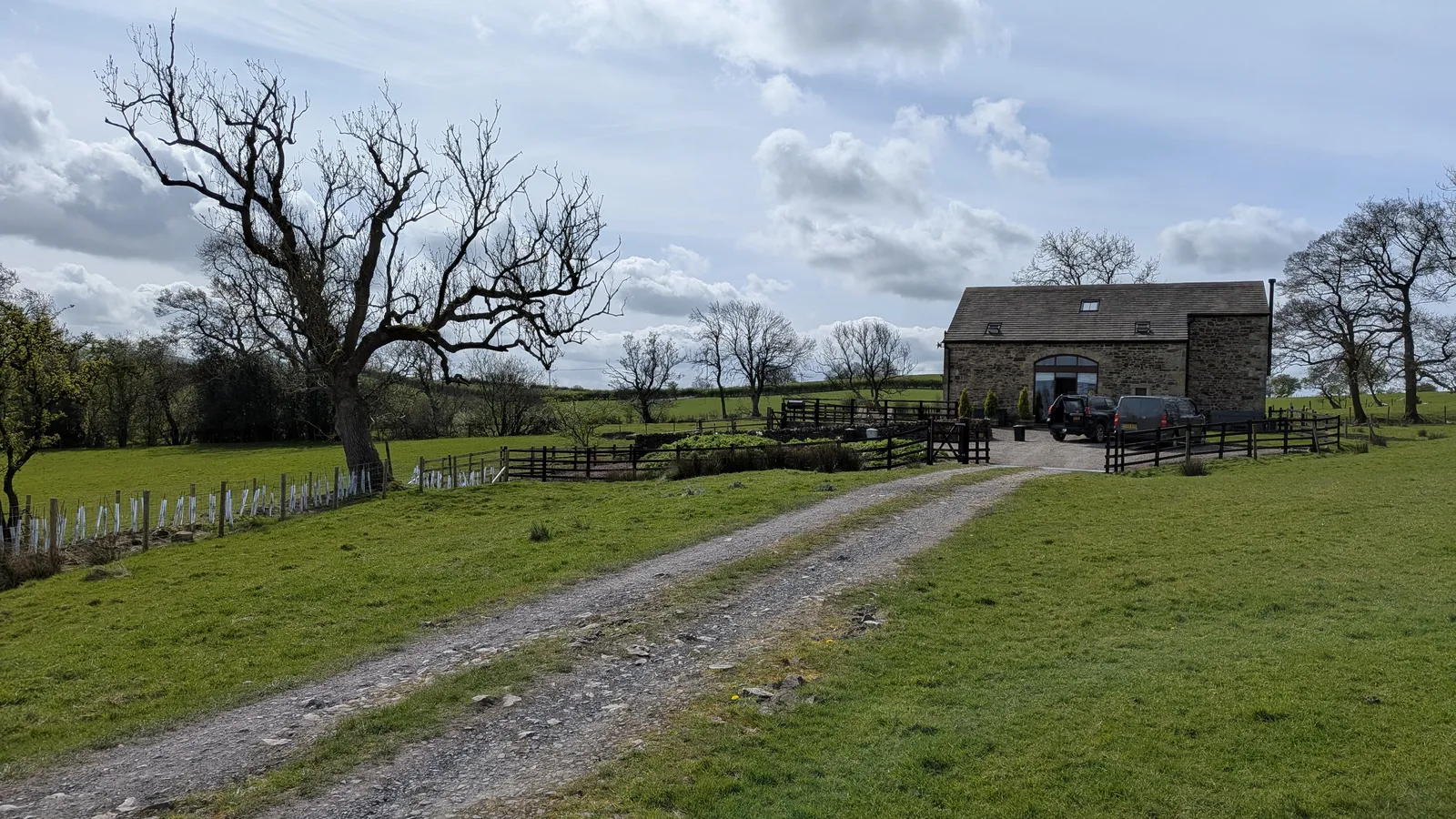 The private driveway approach to Hill Brook Barn through open countryside