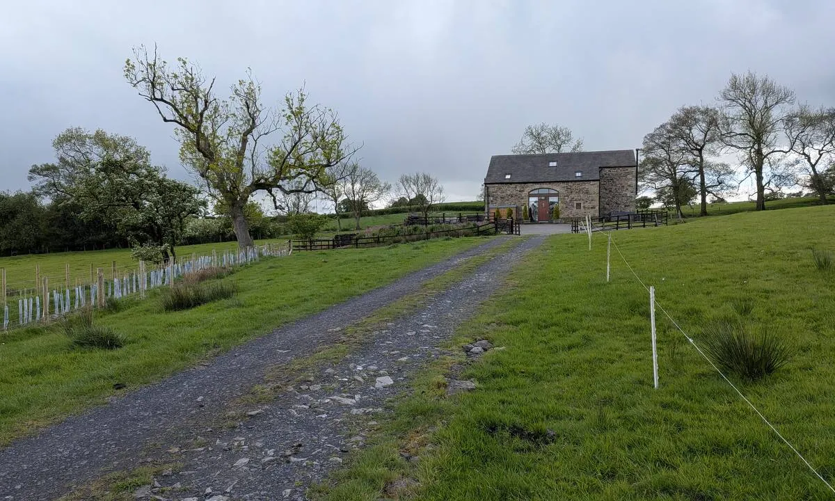 The quiet private track leading up to Hill Brook Barn, with open fields either side